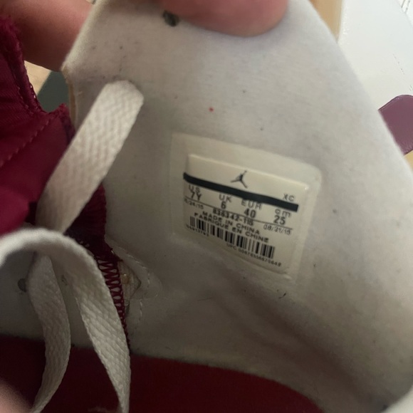 Used Jordan retro 6 maroon youth size 7y - Picture 7 of 7